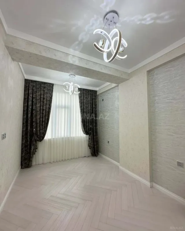 Satılır 4 otaqlı mənzil 131 m²