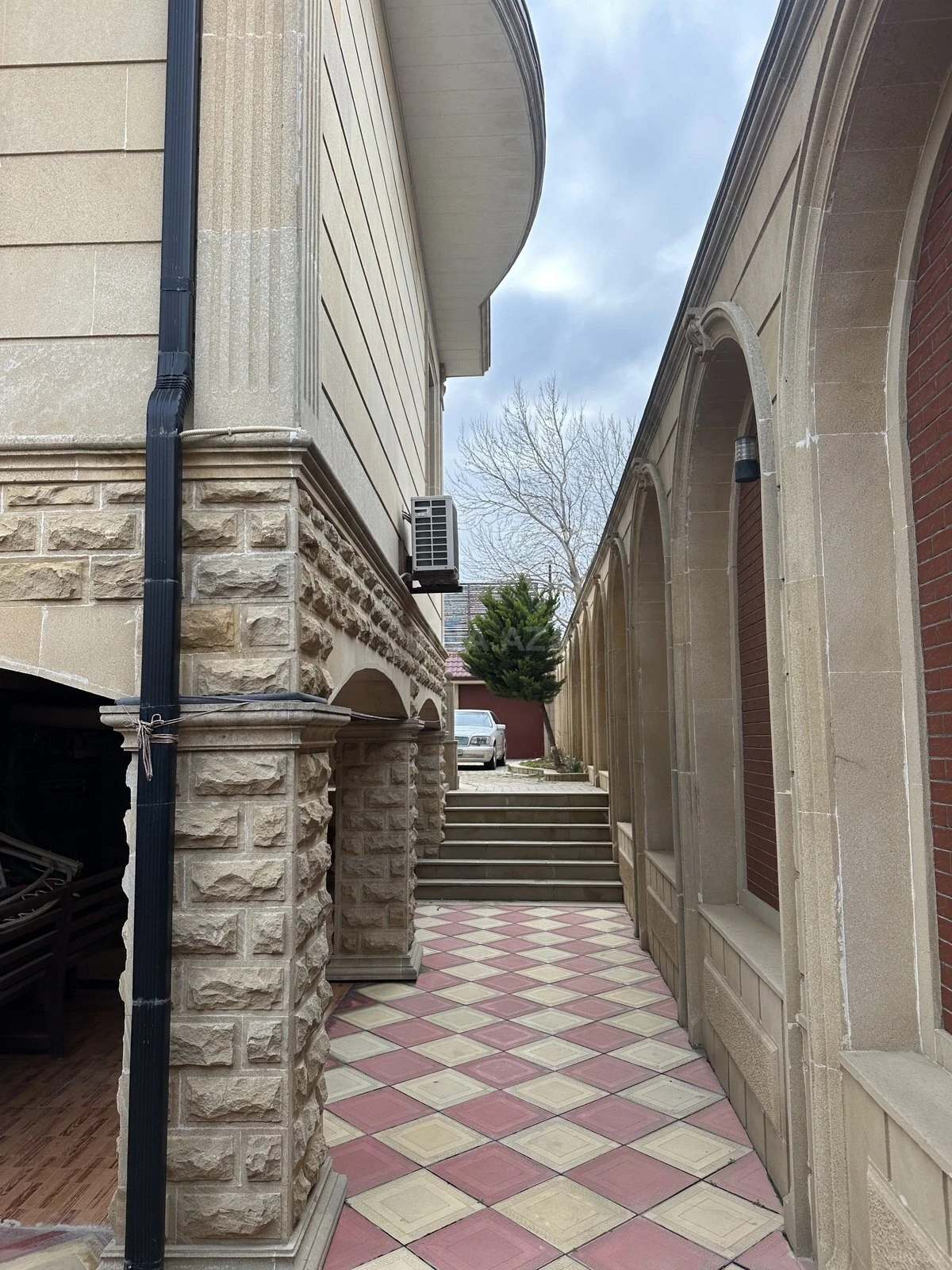 Satılır 8 otaqlı həyət evi 620 m²