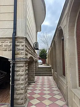 Satılır 8 otaqlı həyət evi 620 m²