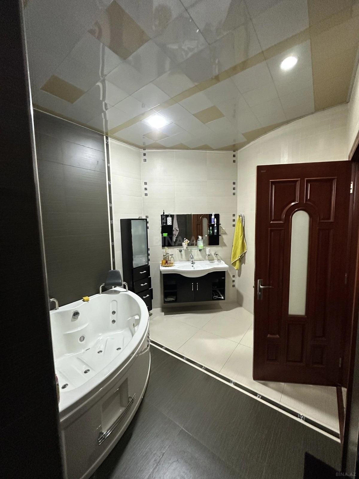 Satılır 8 otaqlı həyət evi 620 m²