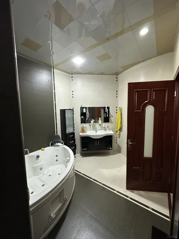 Satılır 8 otaqlı həyət evi 620 m²