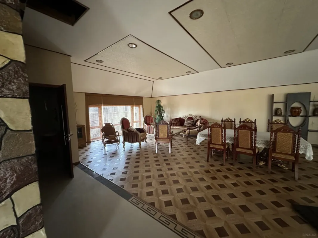 Satılır 8 otaqlı həyət evi 620 m²