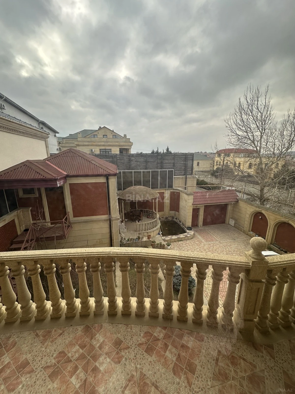 Satılır 8 otaqlı həyət evi 620 m²