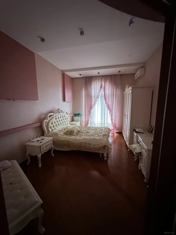 Satılır 8 otaqlı həyət evi 620 m²