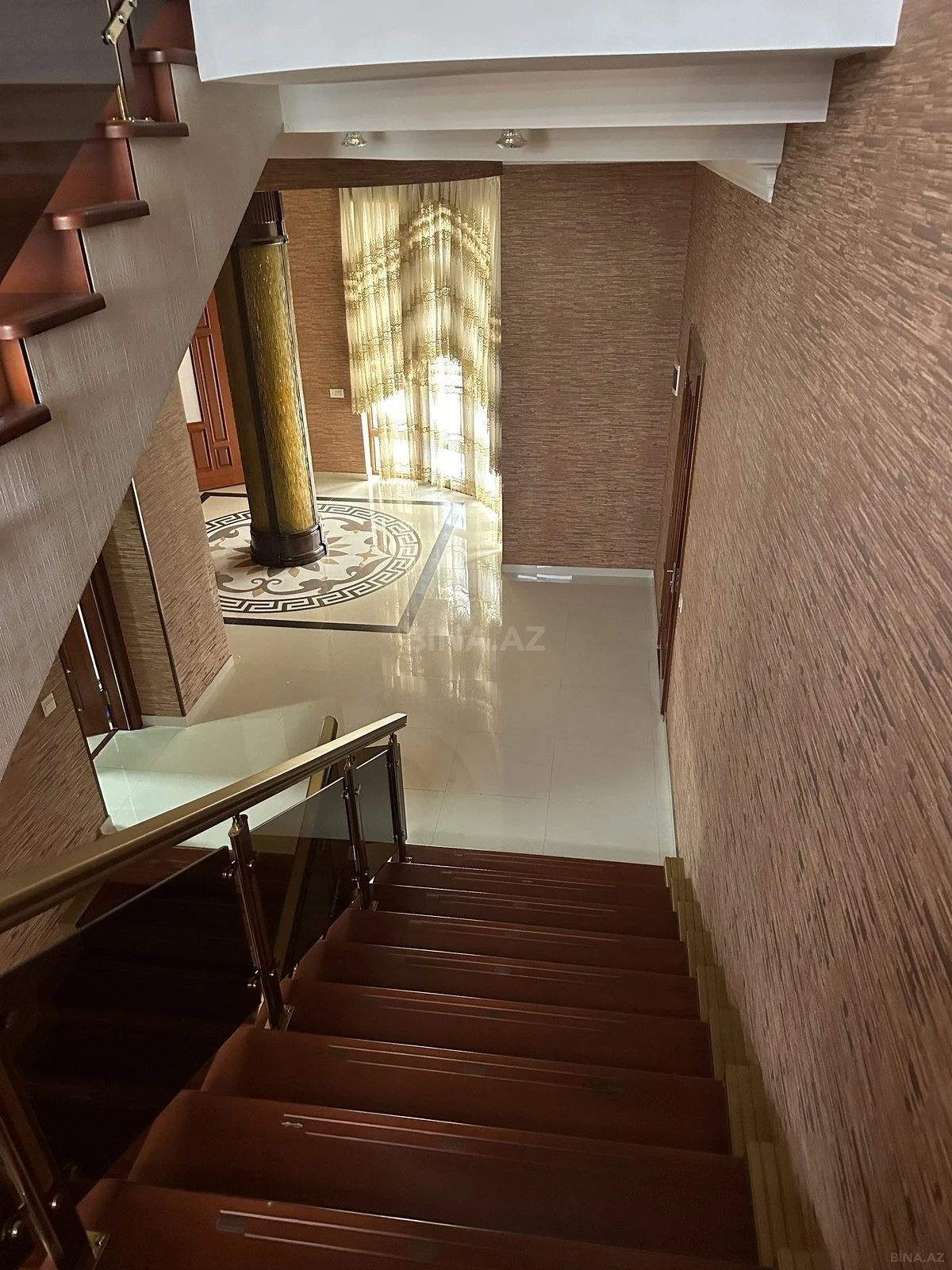 Satılır 8 otaqlı həyət evi 620 m²