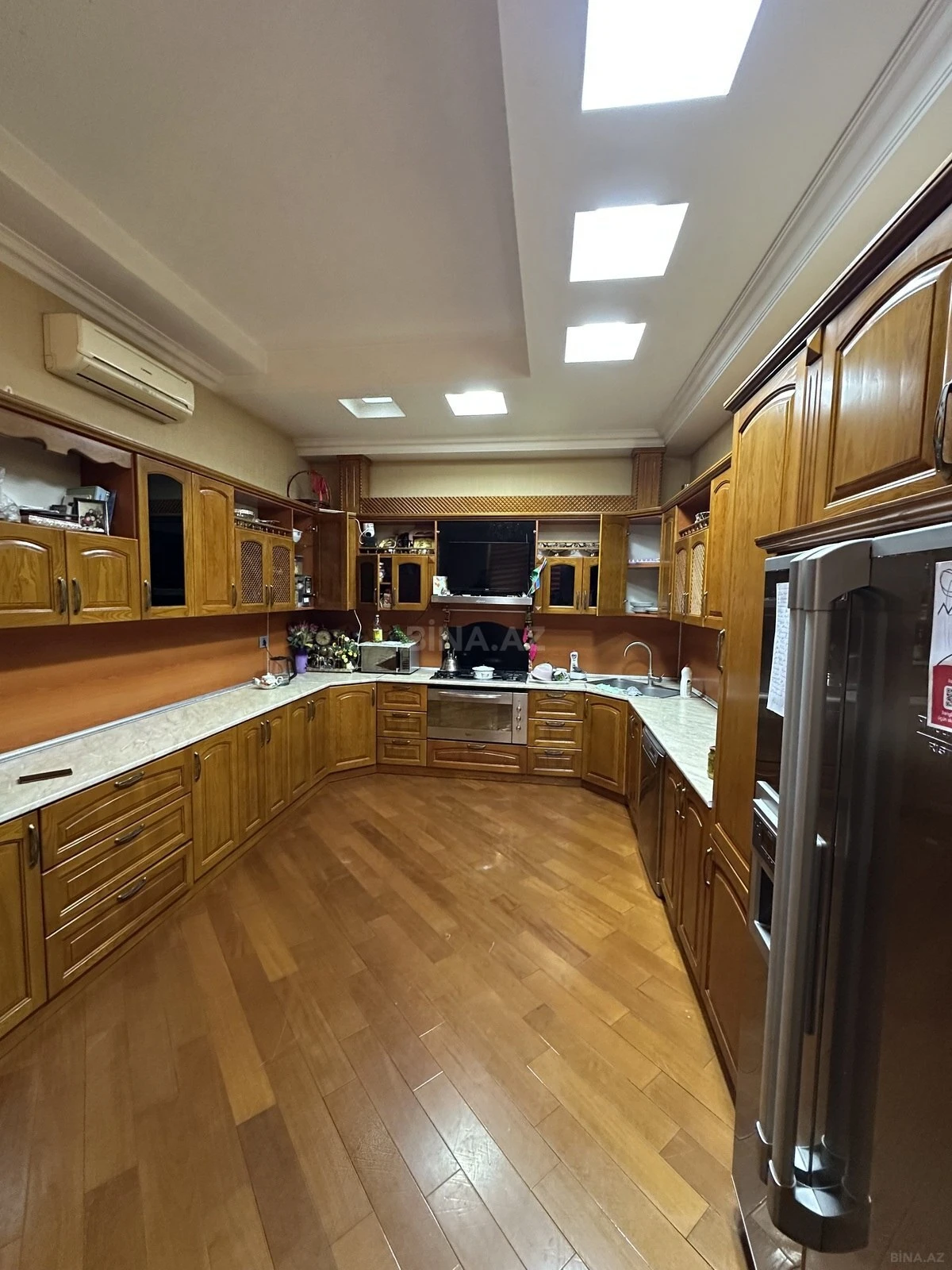 Satılır 8 otaqlı həyət evi 620 m²