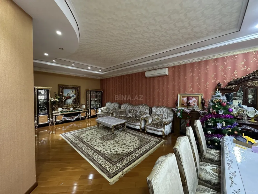 Satılır 8 otaqlı həyət evi 620 m²