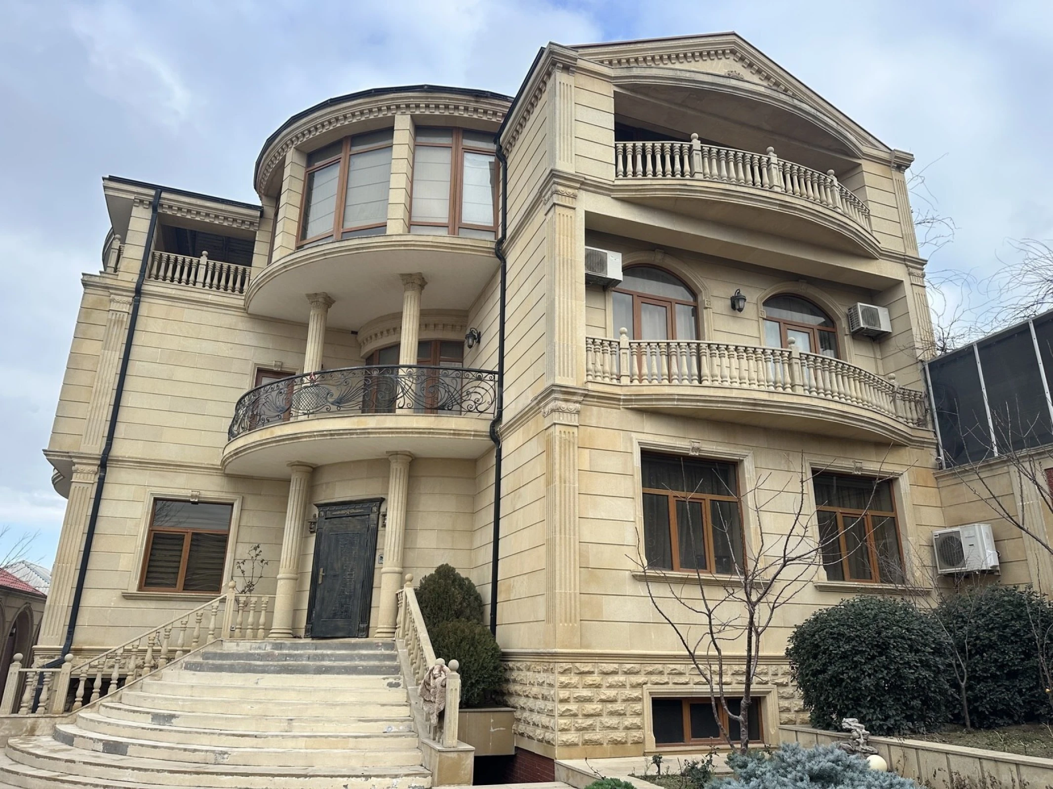 Satılır 8 otaqlı həyət evi 620 m²