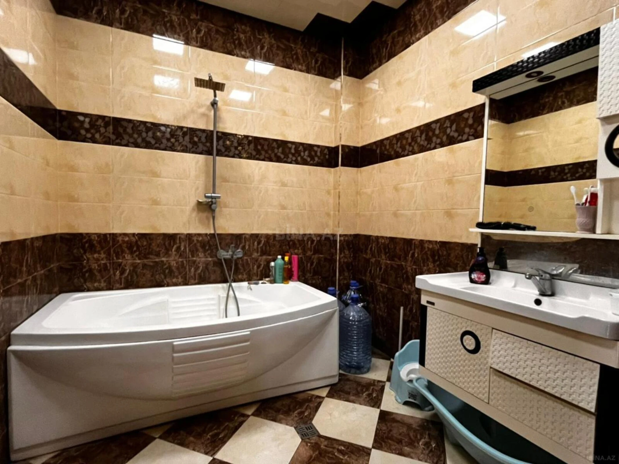 Kirayə verilir 2 otaqlı mənzil 106 m²