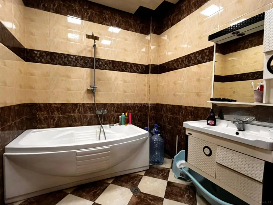 Kirayə verilir 2 otaqlı mənzil 106 m²