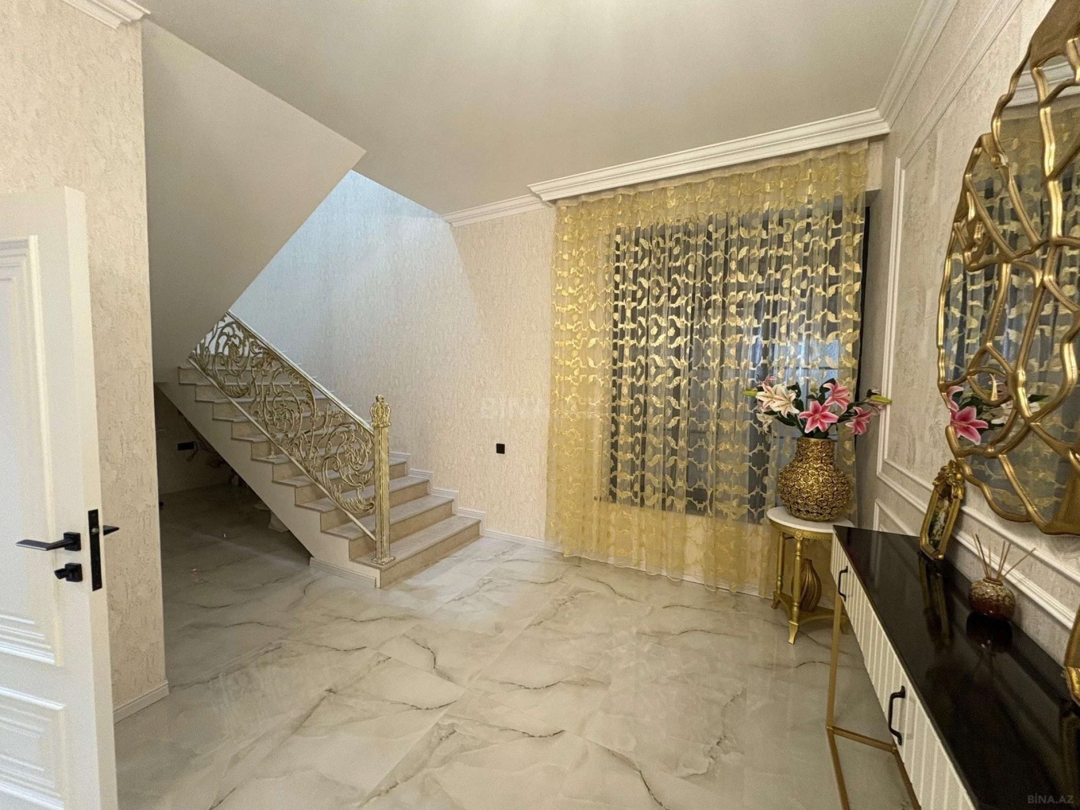 Satılır 6 otaqlı həyət evi 300 m²