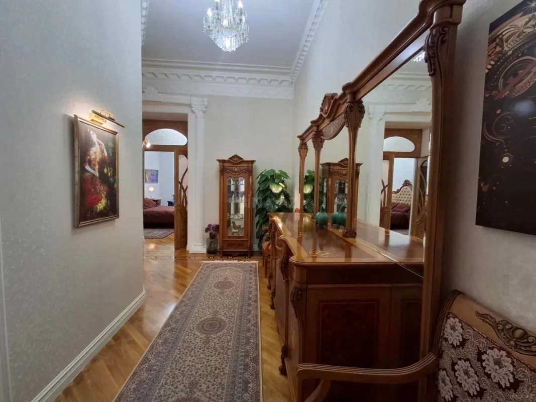 Satılır 5 otaqlı mənzil 150 m²