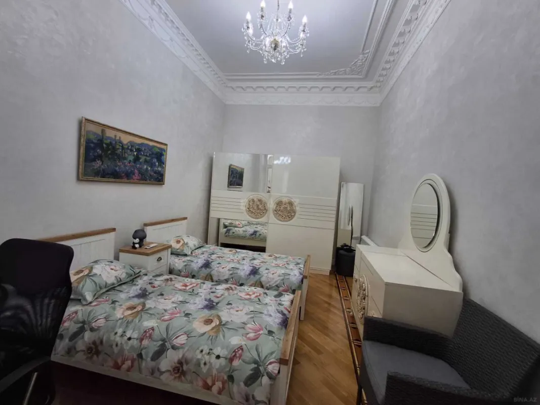 Satılır 5 otaqlı mənzil 150 m²