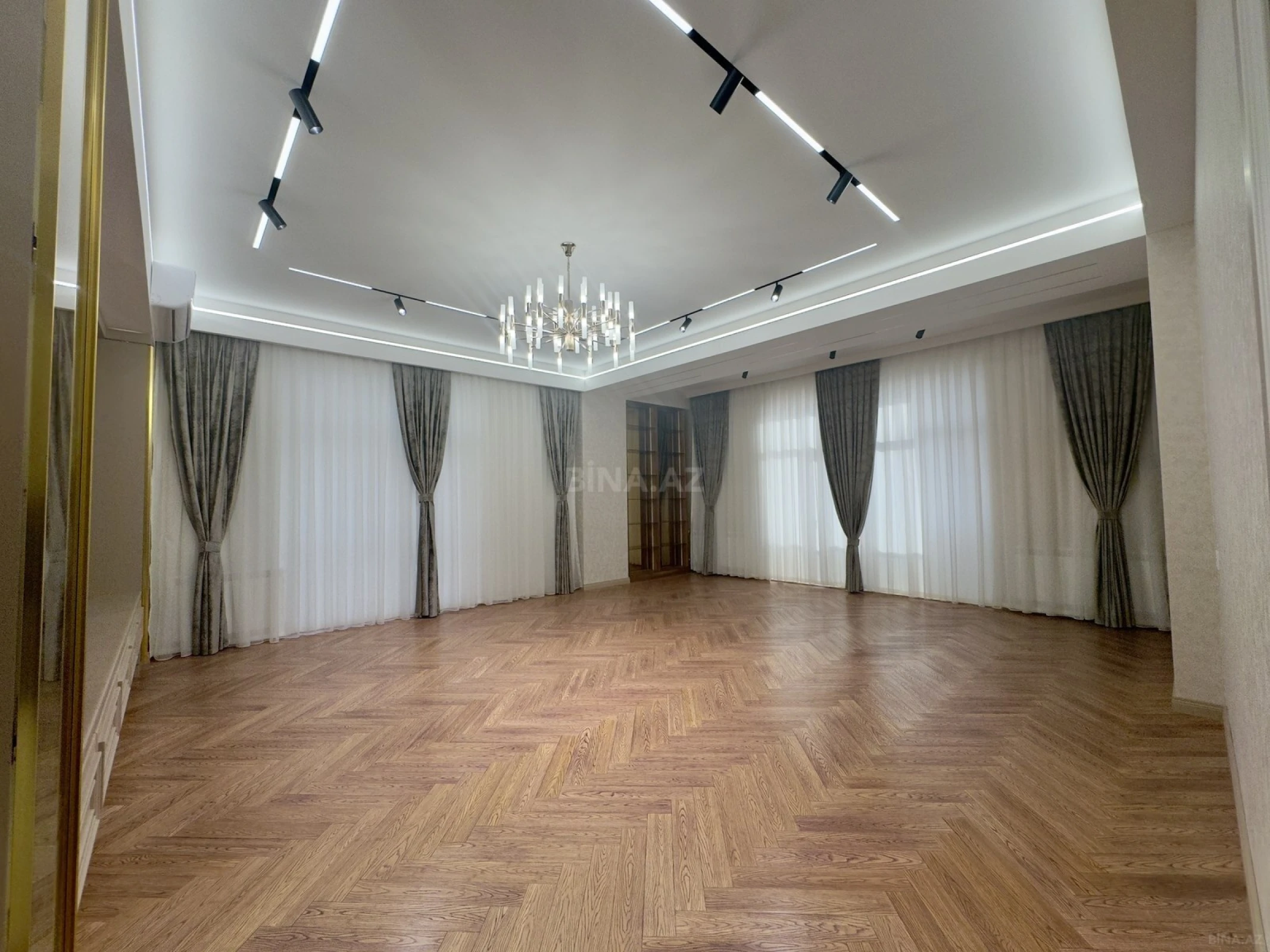 Satılır 4 otaqlı mənzil 195 m²