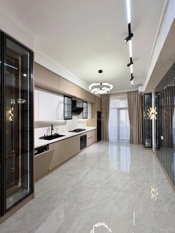 Satılır 4 otaqlı mənzil 195 m²