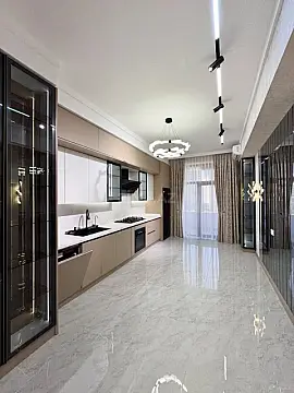 Satılır 4 otaqlı mənzil 195 m²