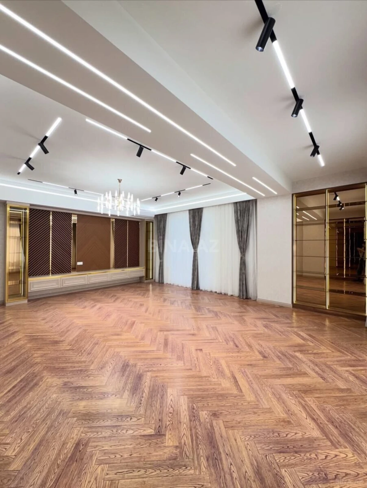 Satılır 4 otaqlı mənzil 195 m²