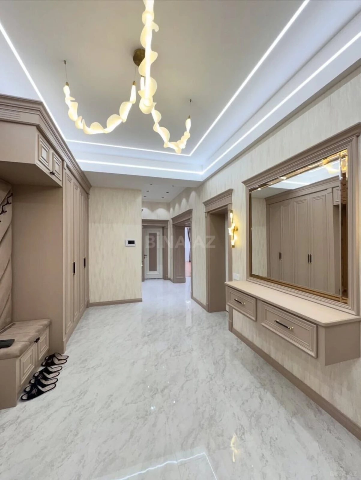 Satılır 4 otaqlı mənzil 195 m²