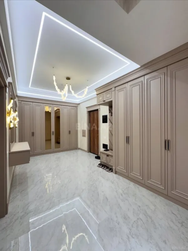 Satılır 4 otaqlı mənzil 195 m²