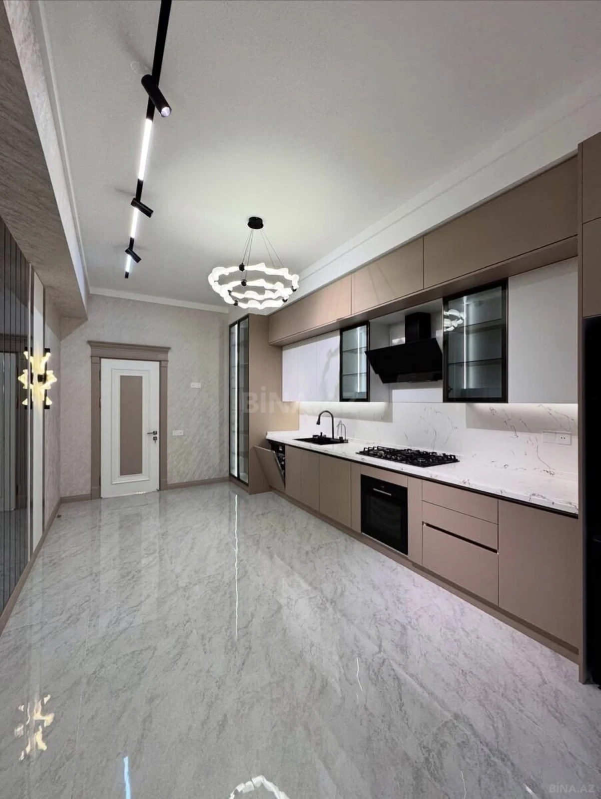 Satılır 4 otaqlı mənzil 195 m²