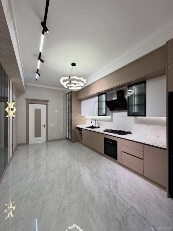 Satılır 4 otaqlı mənzil 195 m²