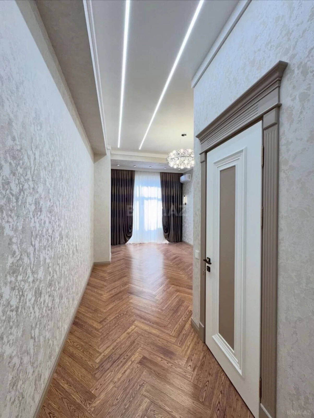Satılır 4 otaqlı mənzil 195 m²