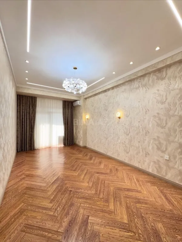 Satılır 4 otaqlı mənzil 195 m²