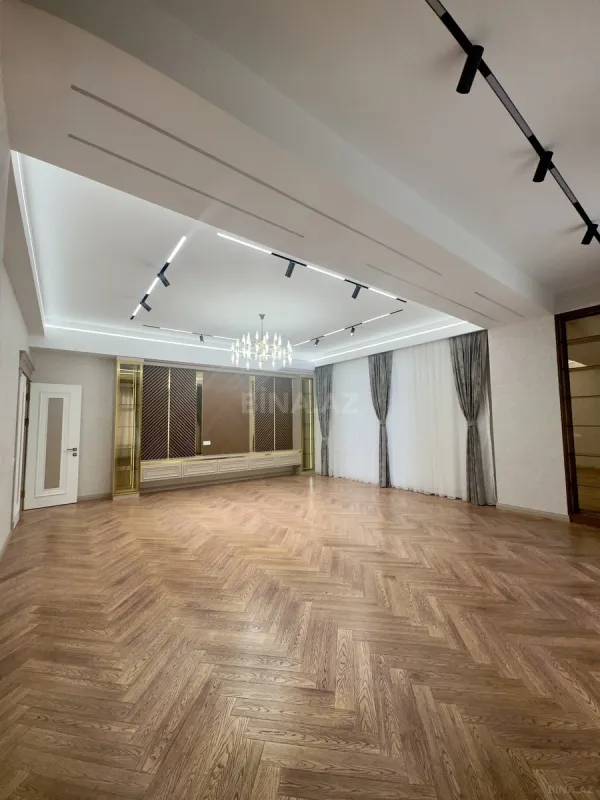 Satılır 4 otaqlı mənzil 195 m²