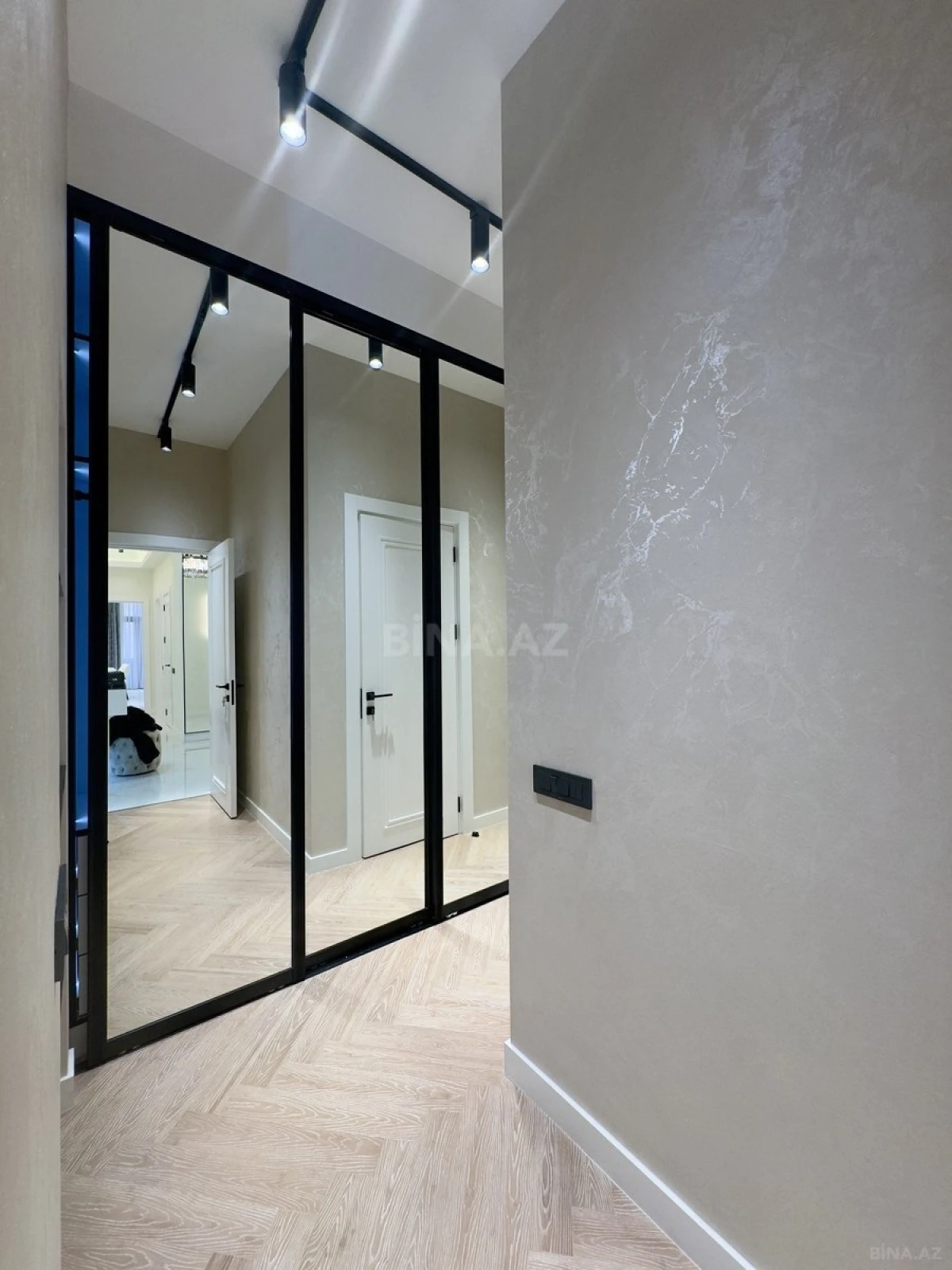 Satılır 4 otaqlı mənzil 195 m²