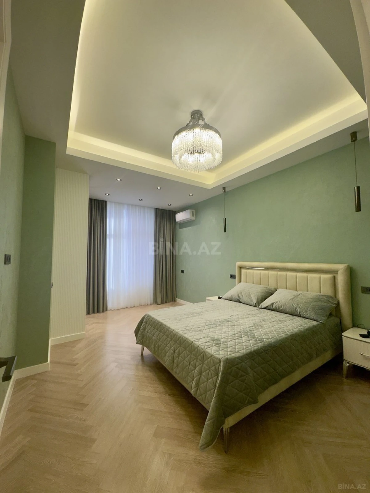 Satılır 4 otaqlı mənzil 195 m²