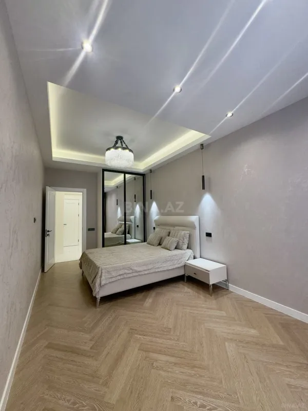 Satılır 4 otaqlı mənzil 195 m²