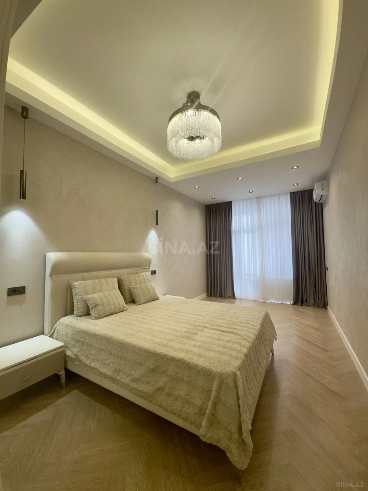Satılır 4 otaqlı mənzil 195 m²