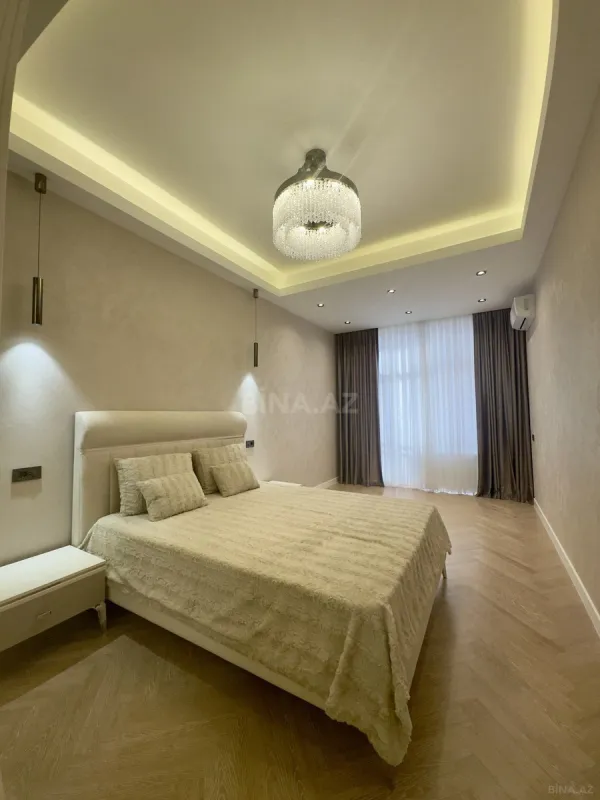 Satılır 4 otaqlı mənzil 195 m²