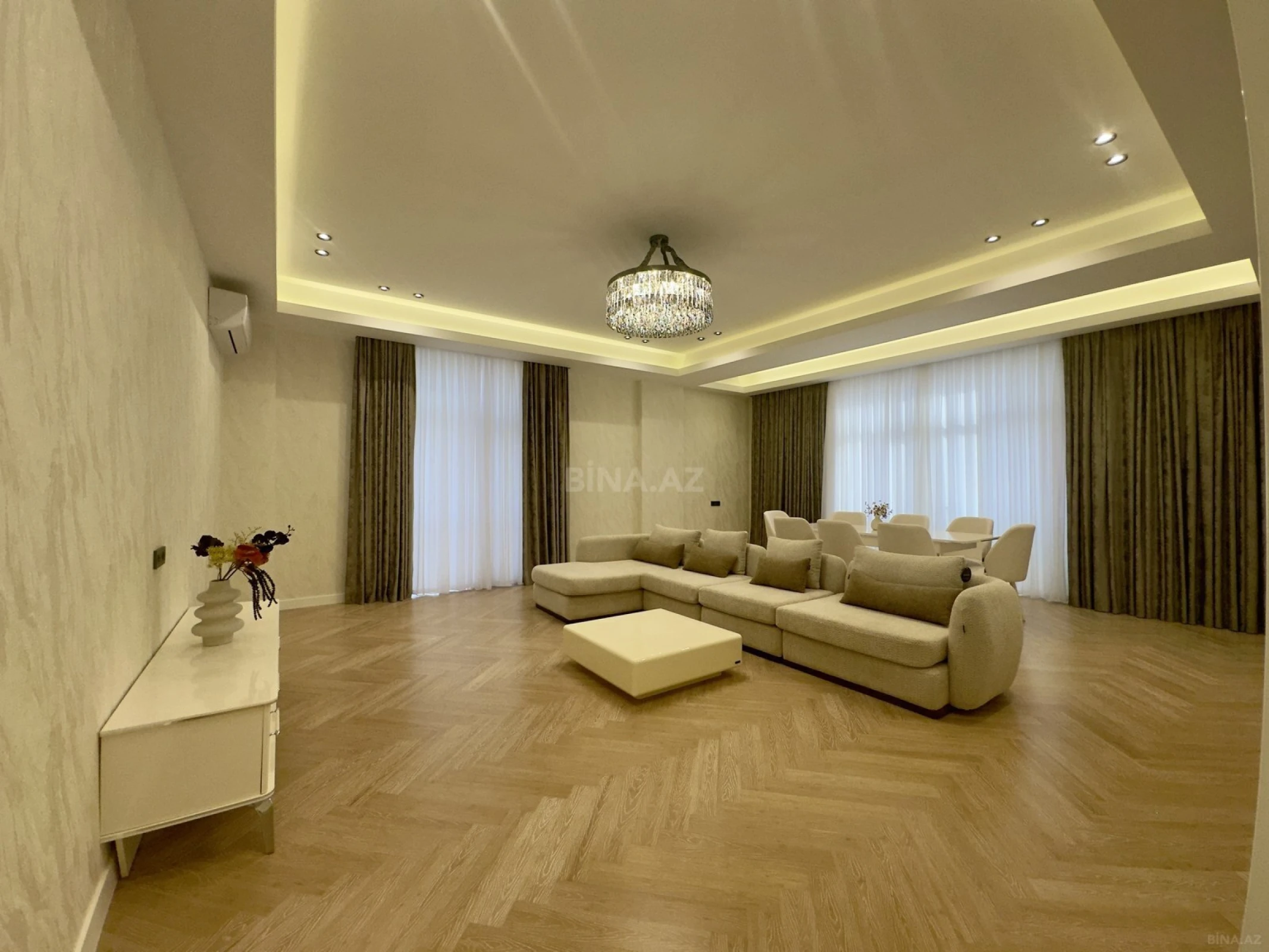 Satılır 4 otaqlı mənzil 195 m²
