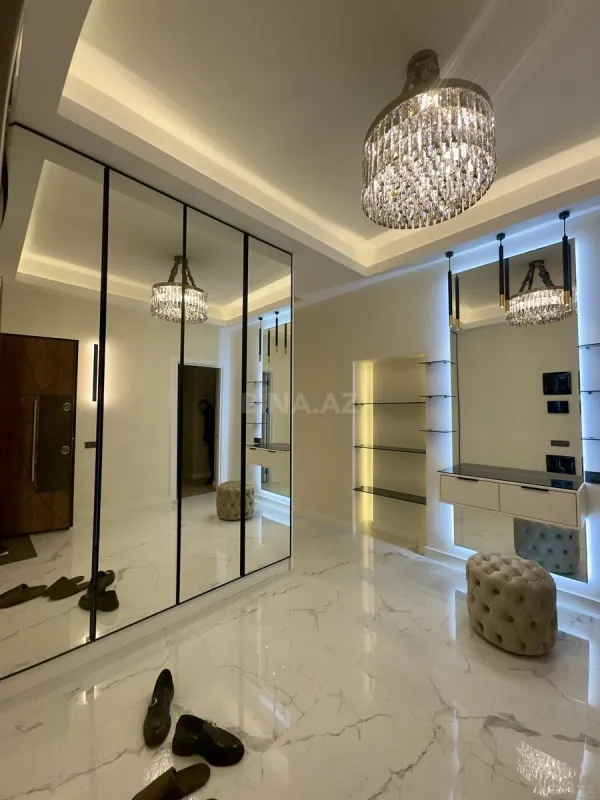 Satılır 4 otaqlı mənzil 195 m²