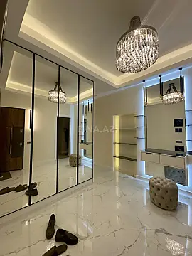 Satılır 4 otaqlı mənzil 195 m²