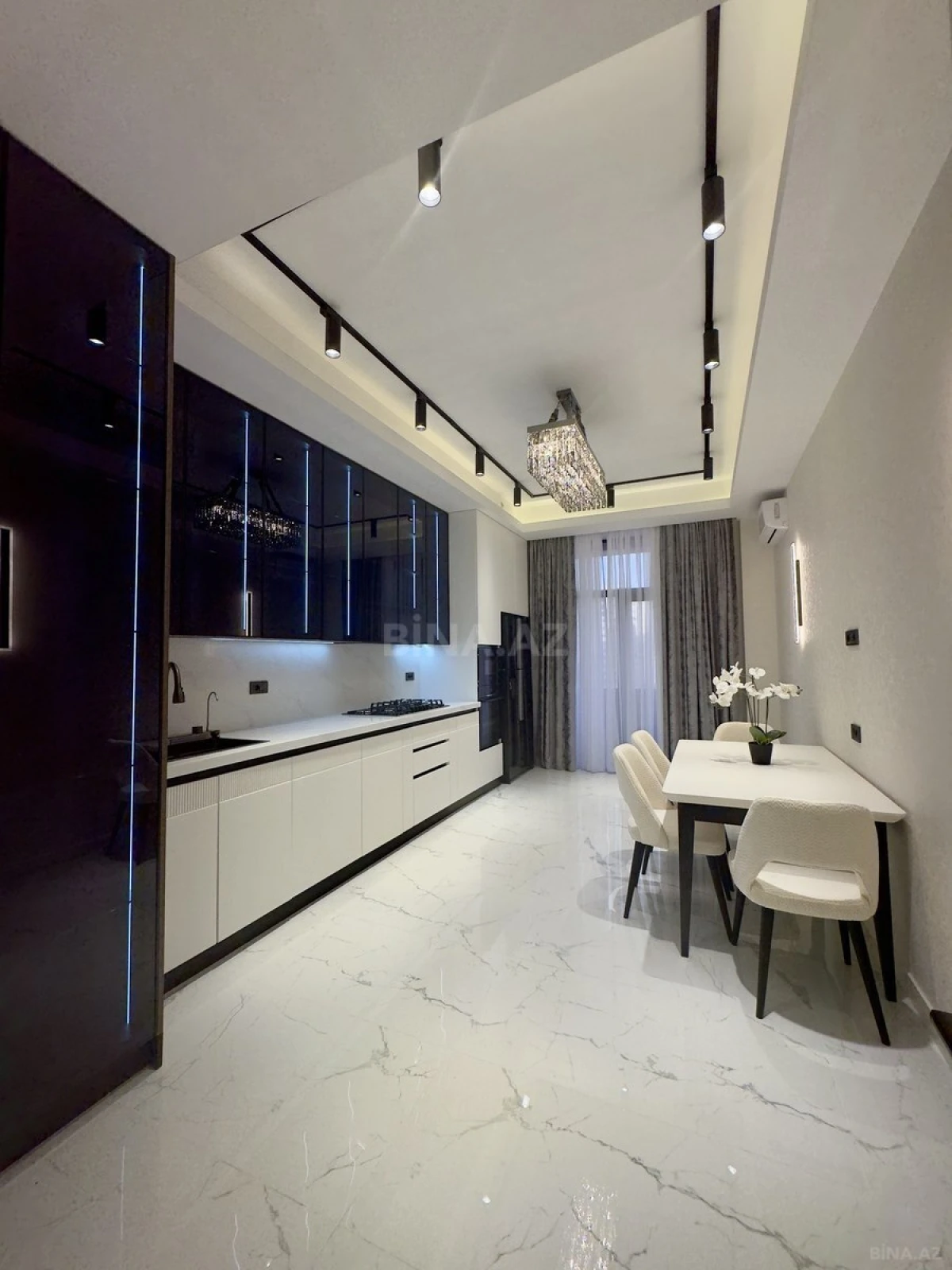 Satılır 4 otaqlı mənzil 195 m²