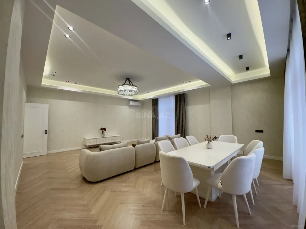 Satılır 4 otaqlı mənzil 195 m²