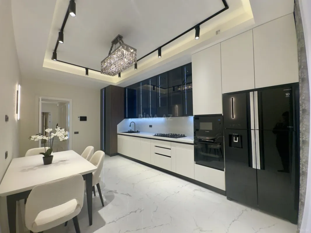 Satılır 4 otaqlı mənzil 195 m²