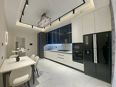 Satılır 4 otaqlı mənzil 195 m²