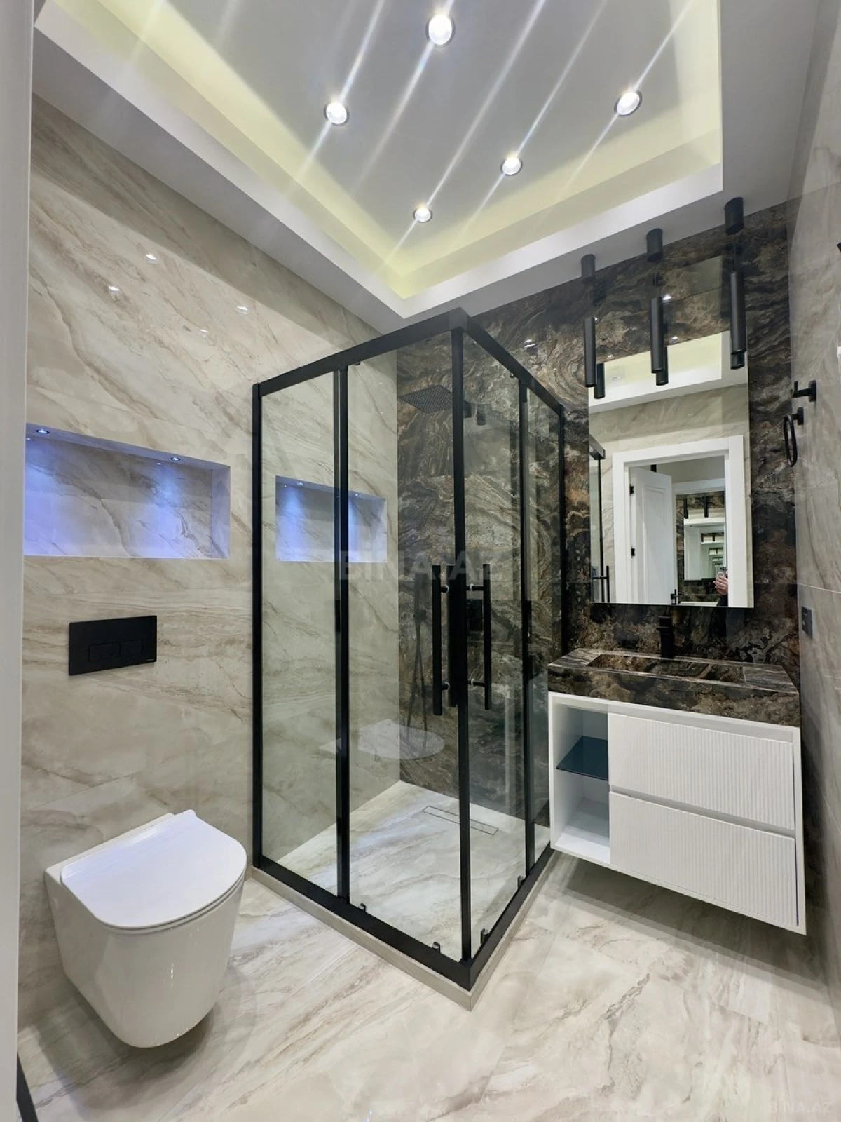 Satılır 4 otaqlı mənzil 195 m²