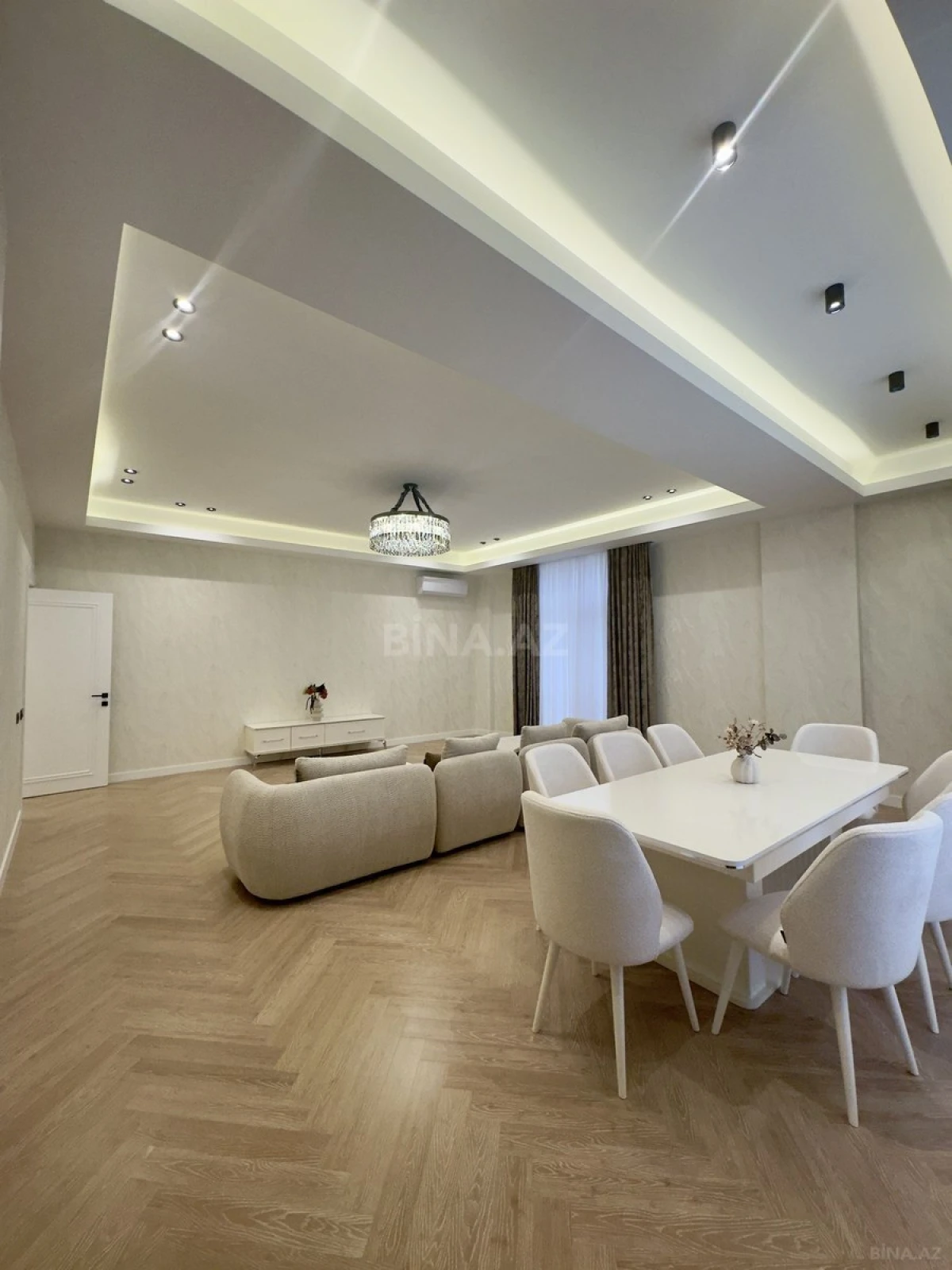 Satılır 4 otaqlı mənzil 195 m²