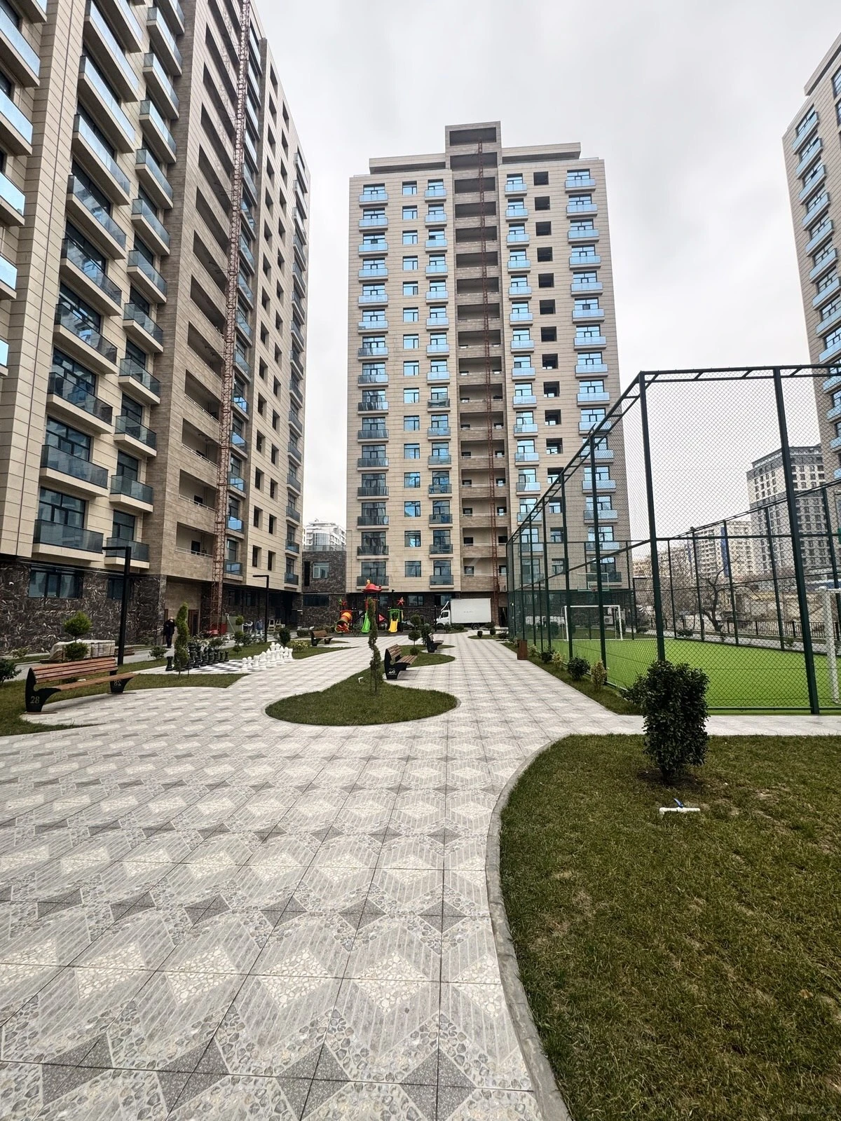 Satılır 4 otaqlı mənzil 143 m²