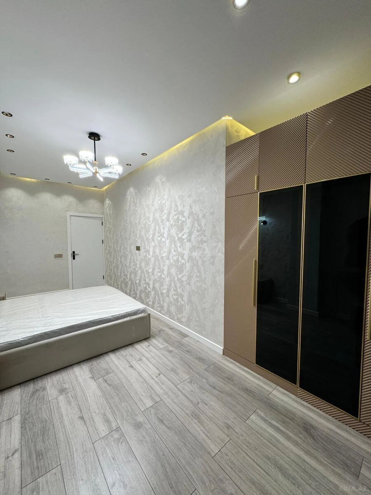 Satılır 2 otaqlı mənzil 79 m²