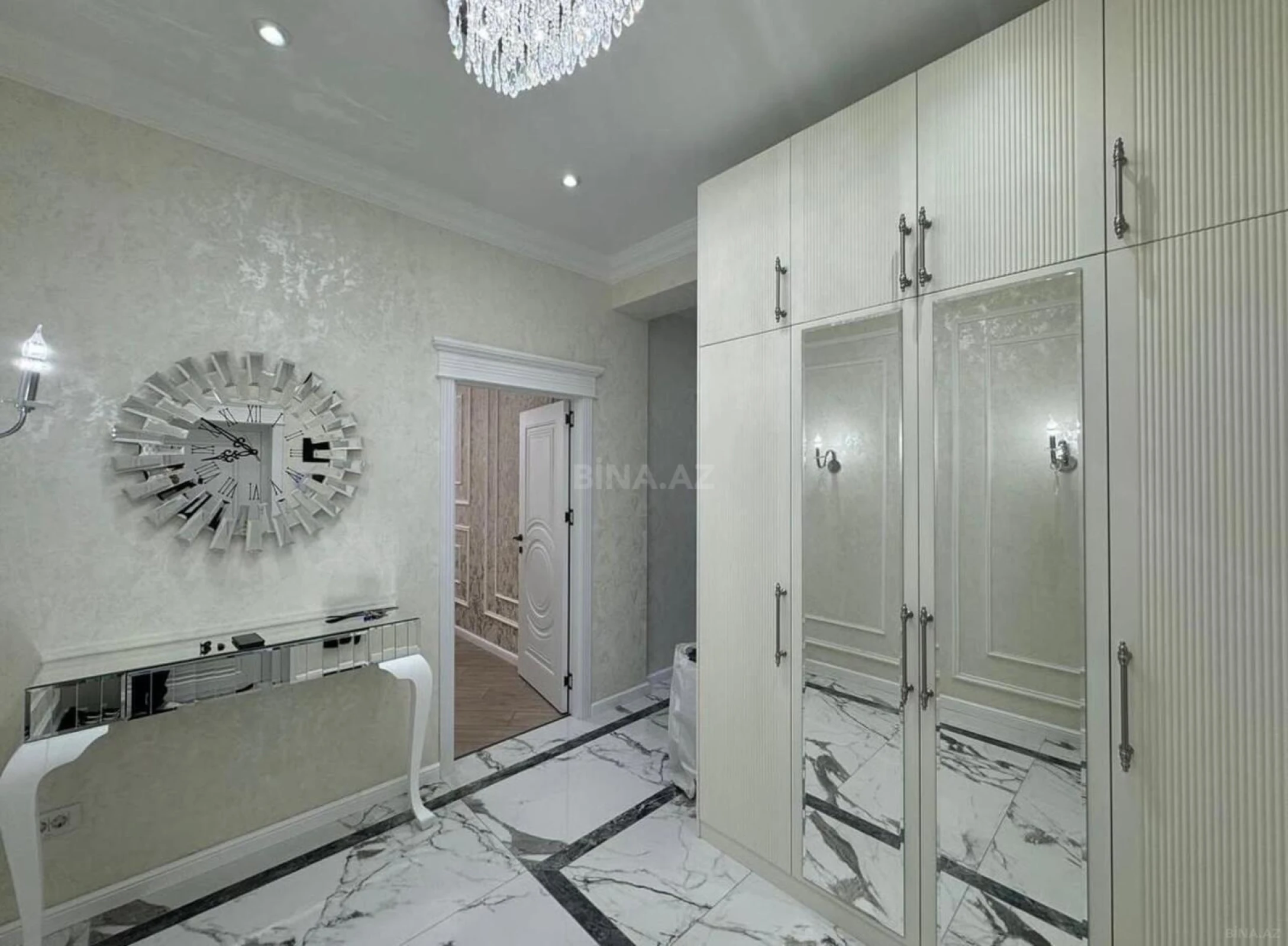 Satılır 2 otaqlı mənzil 108 m²