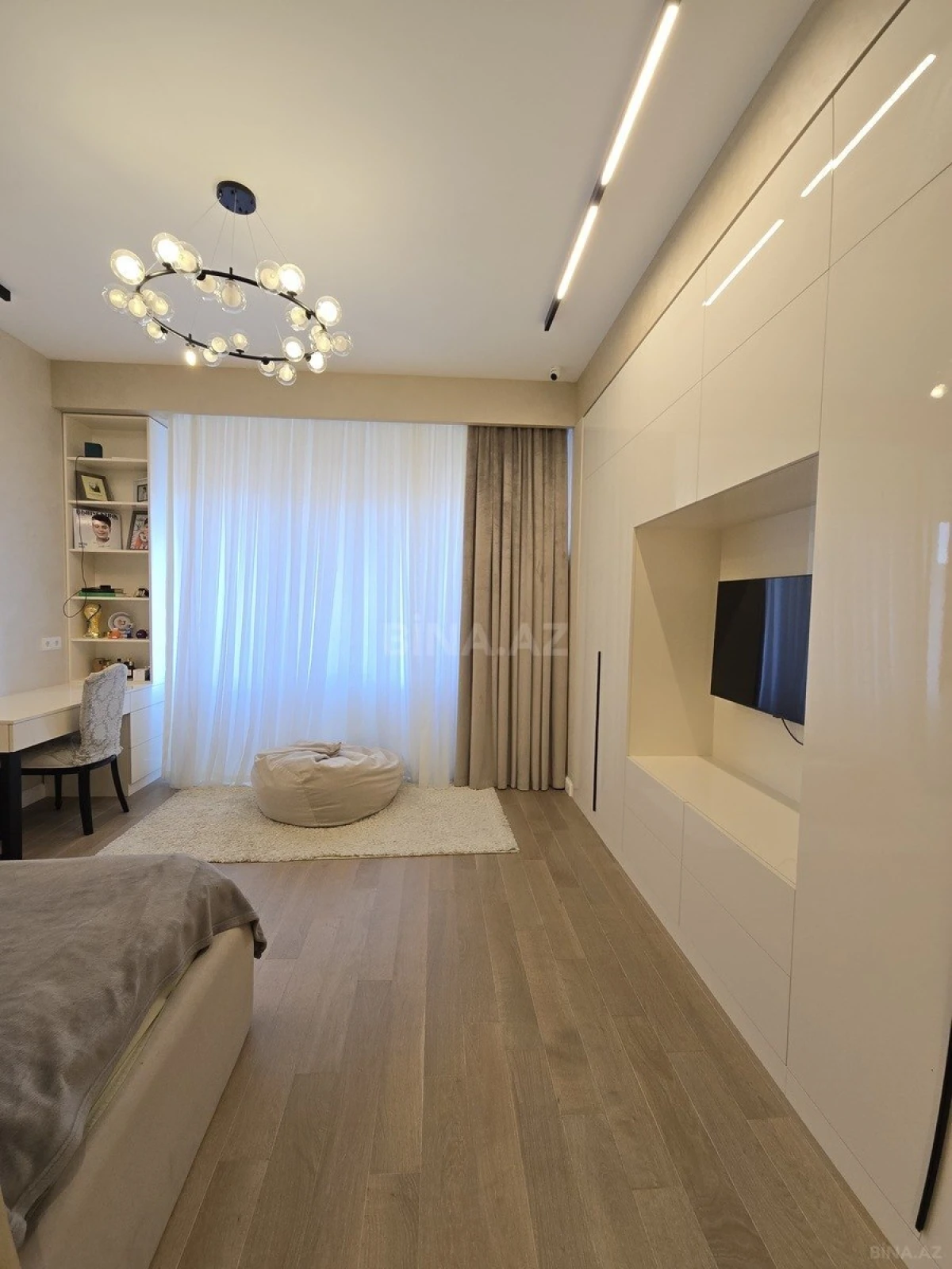 Satılır 4 otaqlı mənzil 179 m²