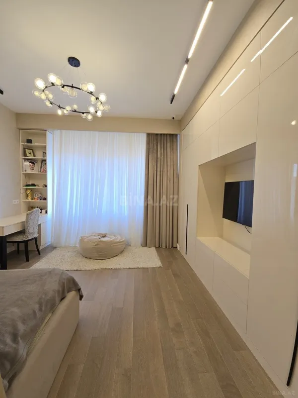 Satılır 4 otaqlı mənzil 179 m²