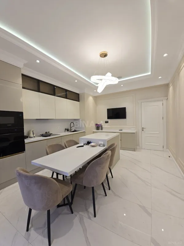 Satılır 4 otaqlı mənzil 179 m²