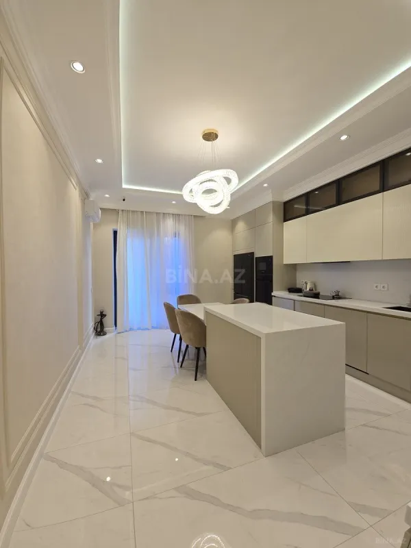 Satılır 4 otaqlı mənzil 179 m²