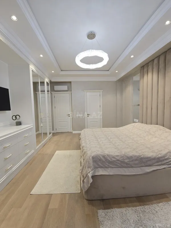 Satılır 4 otaqlı mənzil 179 m²